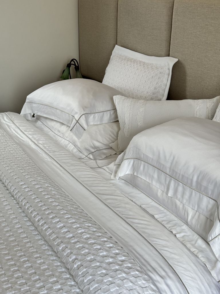 Cama branca clean cliente Dreamss