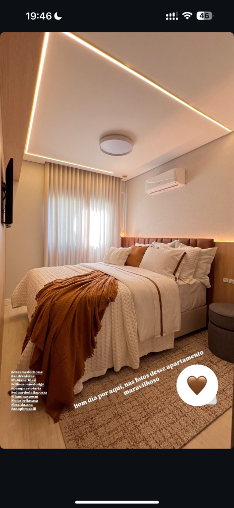 Quarto cliente em tons quentes