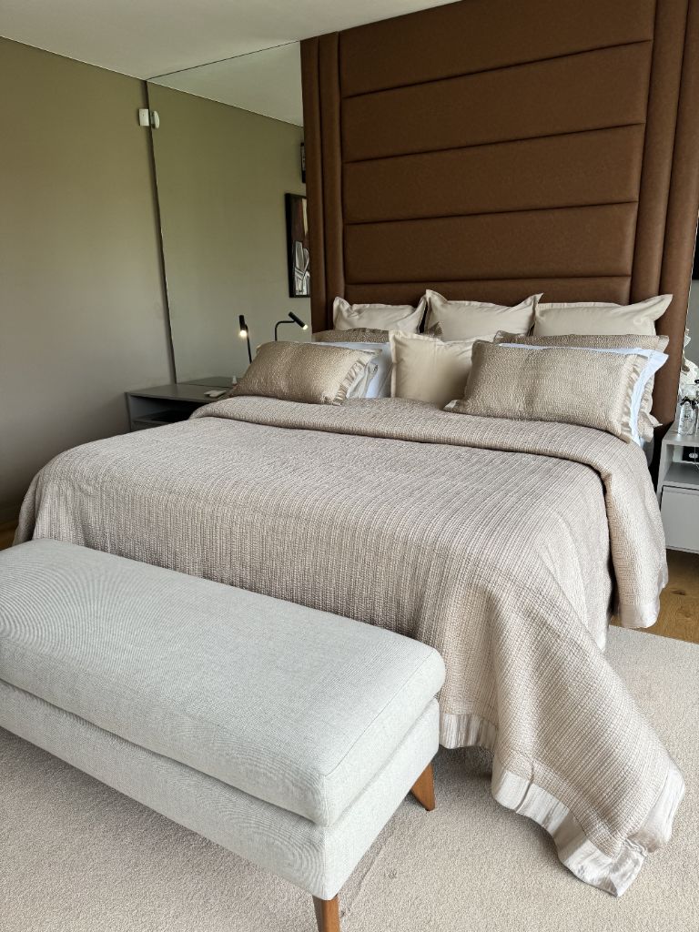 Quarto de cliente bege sofisticado Dreamss